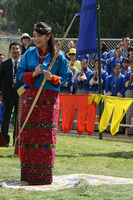 3日，真子公主还特别尝试不丹的传统射击。(Photo credit should read DIPTENDU DUTTA/AFP/Getty Images)