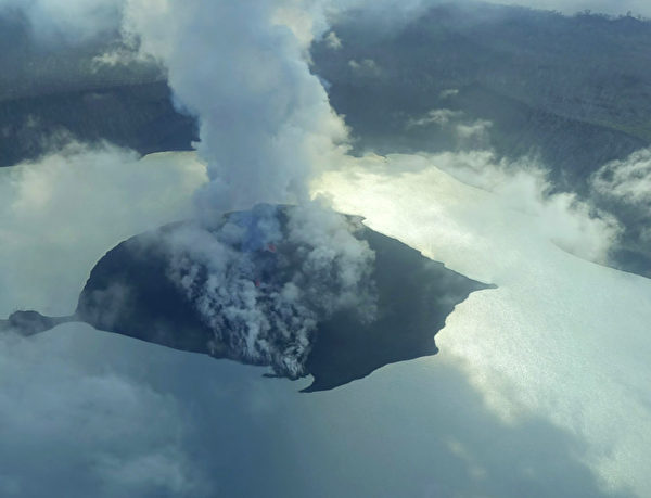 2017年9月25日，烟、灰和火山岩从瓦努阿图的安巴海岛上一座喷发火山的火山口喷发出来。(THOMAS BOYER/AFP/Getty Images)